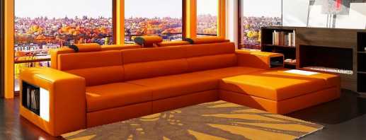 Une combinaison gagnant-gagnant d'un canapé orange avec des styles intérieurs