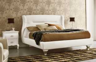 Lit italien avec une tête de lit moelleuse, l'incarnation du style et du confort