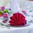 Los matices de elegir servilletas para la mesa festiva, las reglas para su colocación