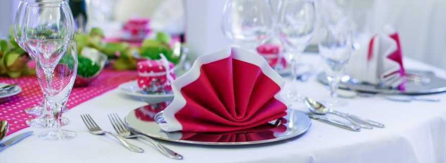 Los matices de elegir servilletas para la mesa festiva, las reglas para su colocación