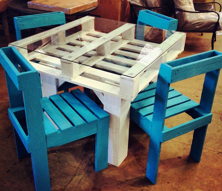 Table and chairs from pallets