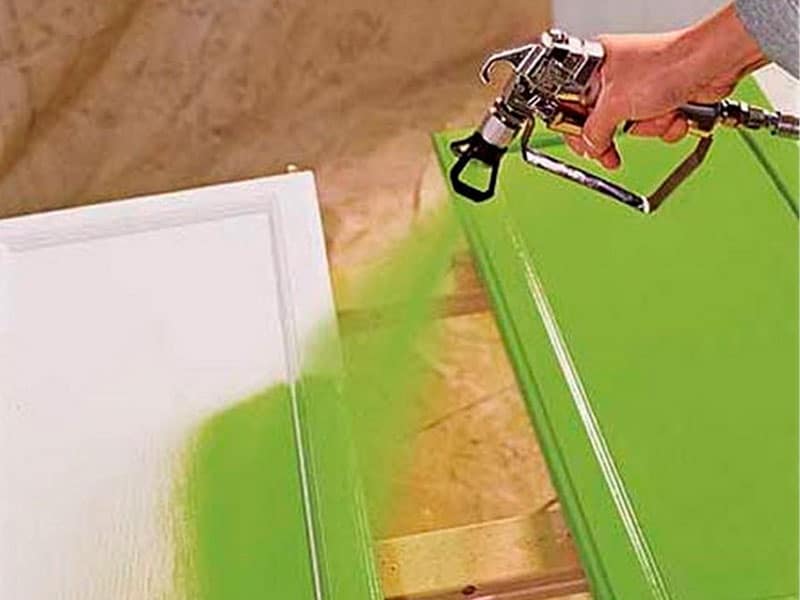 La pulvérisation de peinture peut rapidement peindre des pièces en bois