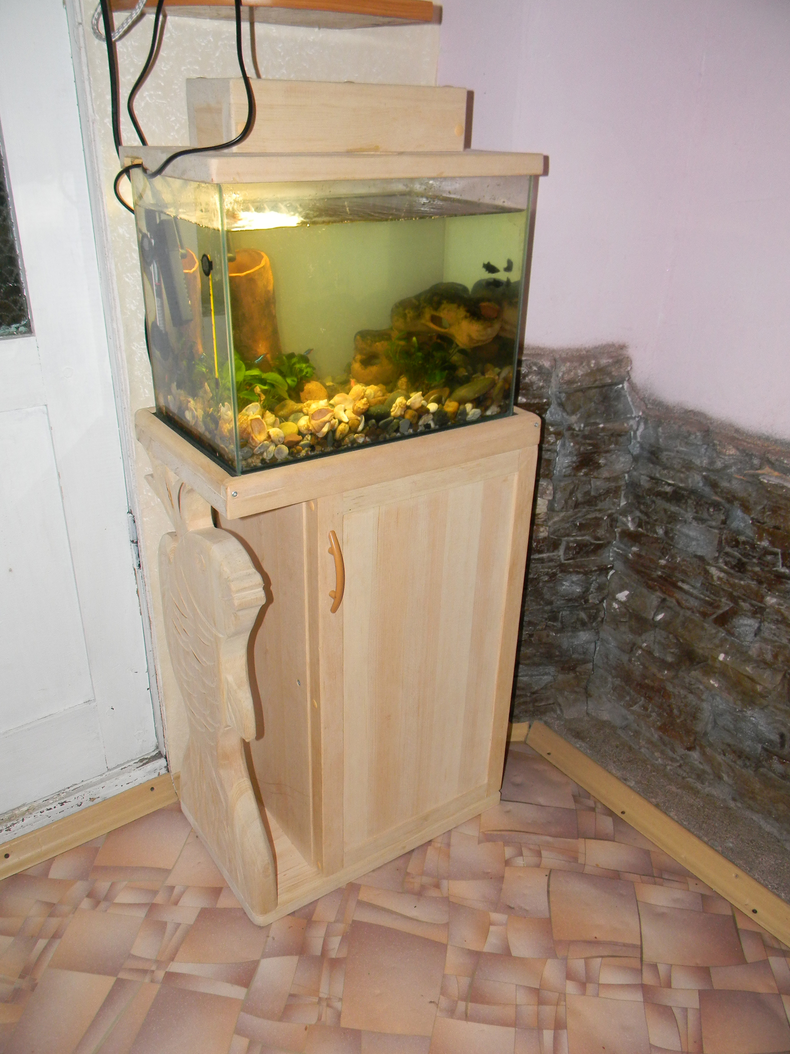 Table de chevet sous un petit aquarium