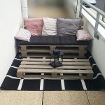 Canapé de palettes sur un balcon ouvert